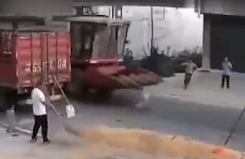 വാഹനാപകടത്തിൽ നിന്ന് കുട്ടി അത്ഭുതകരമായി രക്ഷപ്പെടുന്ന ദൃശ്യം