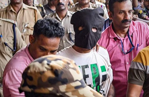 ഷാ​റൂ​ഖ് ​സെ​യ്ഫി​യെ തെളിവെടുപ്പിന് എത്തിച്ചപ്പോൾ/ ചിത്രം: പിടിഐ