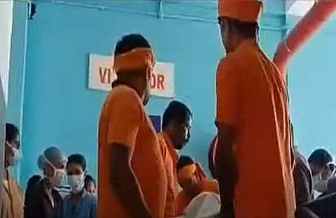 കാസർകോട് ജനറൽ ആശുപത്രിയിൽ രോ​ഗികളെ ചുമന്ന് കൊണ്ട് പോകുന്നു/ ടെലിവിഷൻ സ്‌ക്രീൻഷോട്ട്