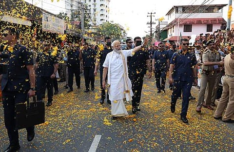 കൊച്ചിയിലെ റോഡ് ഷോയില്‍ കാല്‍നടയായി ബിജെപി പ്രവര്‍ത്തകരെ അഭിവാദ്യം ചെയ്യുന്ന മോദി