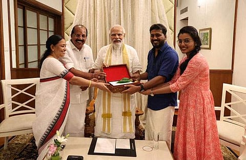 പ്രധാനമന്ത്രി നരേന്ദ്ര മോദിക്കൊപ്പം വിഷ്‌ണു മോഹൻ, അഭിരാമി, എഎൻ രാധാകൃഷ്ണൻ, ഭാര്യ അംബികാ/ ചിത്രം ഫെയ്‌സ്‌ബുക്ക്