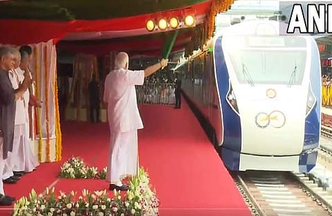 വന്ദേഭാരത് പ്രധാനമന്ത്രി ഫ്‌ലാഗ് ഓഫ് ചെയ്യുന്നു/ എഎന്‍ഐ