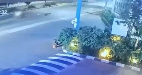 ഓടുന്ന ബൈക്കില്‍ നിന്ന് യുവതി ചാടി ഇറങ്ങുന്ന ദൃശ്യം