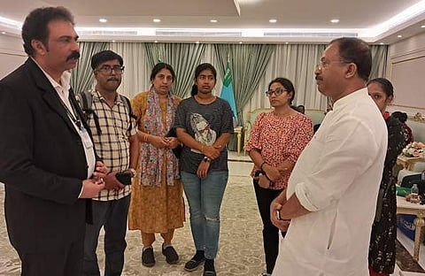 ആല്‍ബര്‍ട്ട് അഗസ്റ്റിന്റെ കുടുംബത്തോടൊപ്പം കേന്ദ്രമന്ത്രി മുരളീധരന്‍/ എഎന്‍ഐ