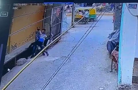 പട്ടാപ്പകല്‍ 18കാരനെ മര്‍ദ്ദിക്കുന്ന ദൃശ്യം, എഎന്‍ഐ