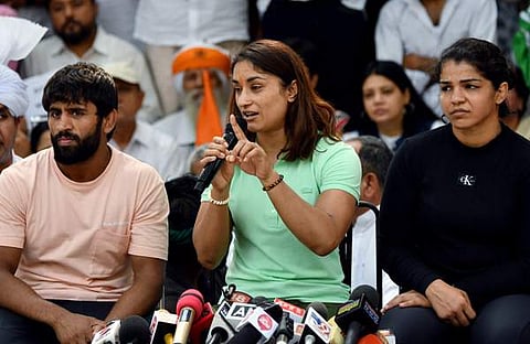 ഗുസ്തി താരങ്ങളായ ബജ്‌രംഗ് പുനിയ, വിനേഷ് ഫോഗട്ട്, സാക്ഷി മാലിക് എന്നിവർ മാധ്യമങ്ങളോട് സംസാരിക്കുന്നു/ ചിത്രം: എഎൻഐ