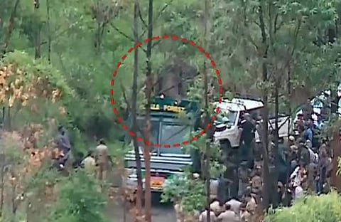 പിടികൂടിയ അരിക്കൊമ്പനെ ലോറിയില്‍ കയറ്റിയപ്പോള്‍, ടെലിവിഷന്‍ ദൃശ്യം