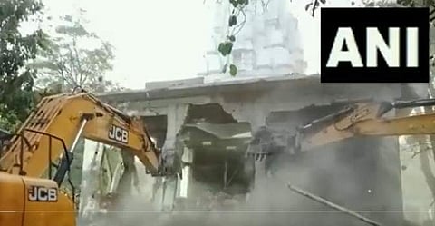 ഇന്‍ഡോറിലെ ക്ഷേത്രത്തിലെ അനധികൃത കയ്യേറ്റം ബുള്‍ഡോസര്‍ ഉപയോഗിച്ച് പൊളിച്ചുനീക്കുന്നു