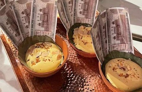 സോഷ്യല്‍മീഡിയയില്‍ പ്രചരിക്കുന്ന 500 രൂപ നോട്ട് കൊണ്ട് അലങ്കരിച്ച രീതിയിലുള്ള ഡെസേര്‍ട്ടിന്റെ ചിത്രം