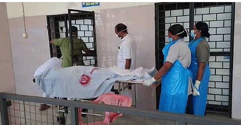 സിക്കന്തര്‍ കുമാറിന്റെ മൃതദേഹം മോര്‍ച്ചറിയിലേക്ക് മാറ്റുന്നു