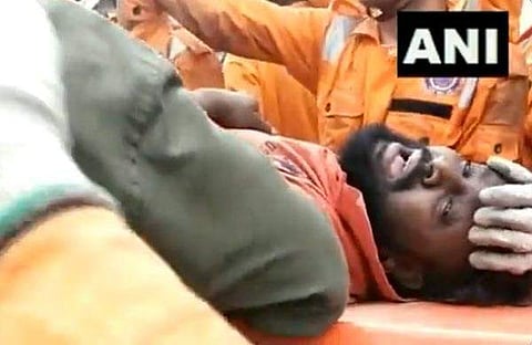 യുവാവിനെ രക്ഷപ്പെടുത്തുന്നു/ എഎന്‍ഐ