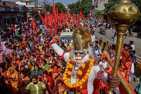 ഹനുമാൻ ജയന്തിയോടനുബന്ധിച്ച് വാരണാസിയിൽ നടന്ന ഘോഷയാത്ര/ പിടിഐ