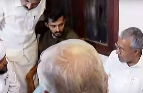 ട്രെയിനിലുണ്ടായ തീ വയ്പ്പിനെ തുടര്‍ന്ന് മരിച്ച മട്ടന്നൂര്‍ സ്വദേശികളുടെ വീട്ടിലെത്തിയ മുഖ്യമന്ത്രി/ ടെലിവിഷന്‍ ചിത്രം