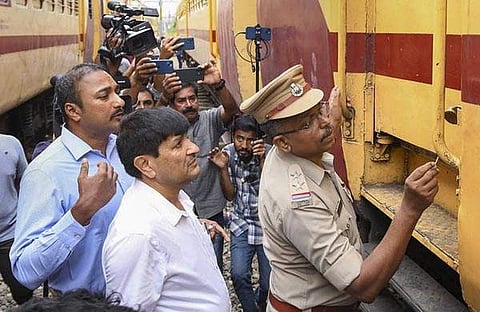 ട്രെയിനില്‍ പൊലീസ്, എന്‍ഐഎ സംഘം പരിശോധന നടത്തുന്നു/ എക്‌സ്പ്രസ്‌