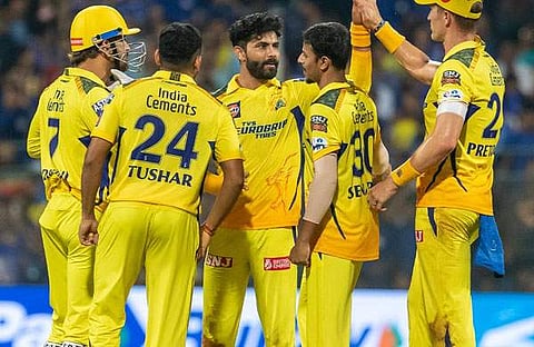 മൂന്ന് വിക്കറ്റ് നേടിയ ജഡേജയെ അഭിനന്ദിക്കുന്ന സഹതാരങ്ങള്‍ / ട്വിറ്റര്‍
