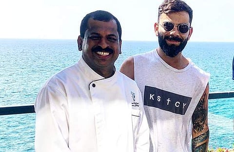 വിരാട് കോഹ്‌ലിക്കൊപ്പം സുരേഷ് പിള്ള/ ചിത്രം ഫെയ്‌സ്‌ബുക്ക്