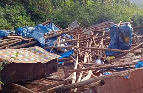ആനയുടെ ആക്രമണത്തില്‍ തകര്‍ന്ന വീട്/ ടിവി ദൃശ്യം