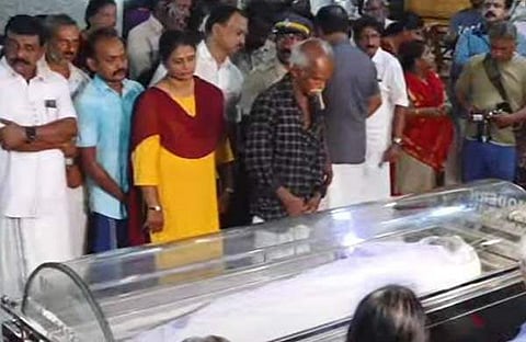 ഡോ. വന്ദനാദാസിന്റെ മൃതദേഹം വീട്ടിലെത്തിച്ചപ്പോള്‍ അന്ത്യാഞ്ജലി അര്‍പ്പിക്കുന്നവര്‍