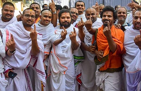 കര്‍ണാടക നിയമസഭ തെരഞ്ഞെടുപ്പില്‍ വോട്ടര്‍മാരുടെ ദൃശ്യം, പിടിഐ