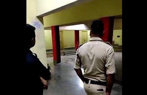 ഹോസ്റ്റലില്‍ പൊലീസ് പരിശോധിക്കുന്നു, സ്‌ക്രീന്‍ഷോട്ട്