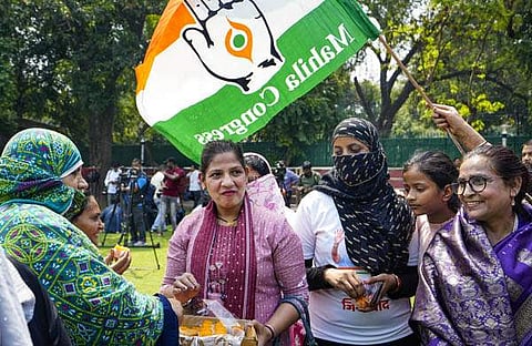 എഐസിസി ആസ്ഥാനത്ത് പ്രവര്‍ത്തകരുടെ ആഹ്ലാദം/പിടിഐ