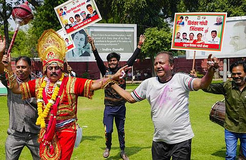 എഐസിസി ആസ്ഥാനത്തെ കോണ്‍ഗ്രസ് പ്രവര്‍ത്തകരുടെ ആഹ്ലാദം/ പിടിഐ