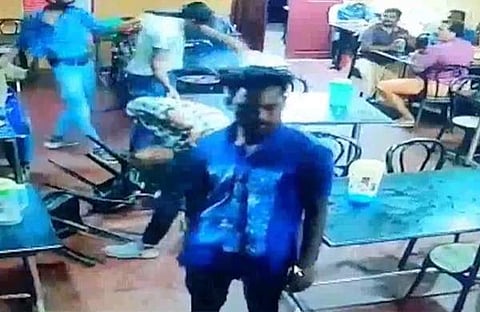ഓച്ചിറയിലെ ബാറിലുണ്ടായ സംഘര്‍ഷത്തിന്റെ ടെലിവിഷന്‍ ദൃശ്യം
