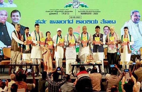 കോണ്‍ഗ്രസ് പ്രകടനപത്രിക പുറത്തിറക്കുന്നു