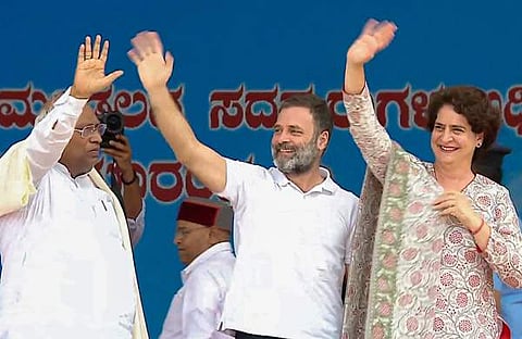 സത്യപ്രതിജ്ഞാവേദിയില്‍ രാഹുല്‍ പ്രിയങ്കയ്ക്കും ഖാര്‍ഗെയ്ക്കുമൊപ്പം പ്രവര്‍ത്തകരെ അഭിവാദ്യം ചെയ്യുന്നു/വിഡിയോ ദൃശ്യം