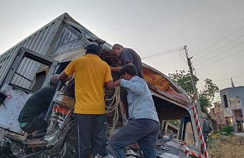 മഹാരാഷ്ട്രയില്‍ ബസും ട്രക്കും കൂട്ടിയിടിച്ചപ്പോള്‍, ട്വിറ്റര്‍