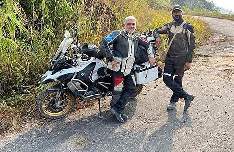 അജിത്തിനൊപ്പം സുഗത് സത്പതി/ ചിത്രം ഇൻസ്റ്റ​ഗ്രാം