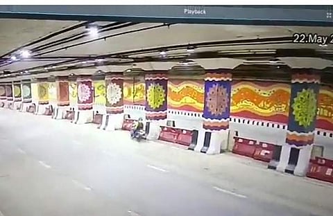 ഡല്‍ഹിയില്‍ 19കാരന്‍ വാഹനാപകടത്തില്‍പ്പെടുന്ന ദൃശ്യം