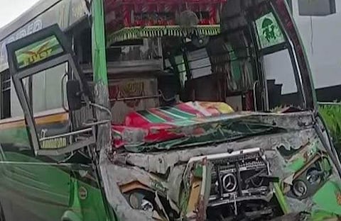 അപകടത്തില്‍ തകര്‍ന്ന ബസ്/ ടിവി ദൃശ്യം
