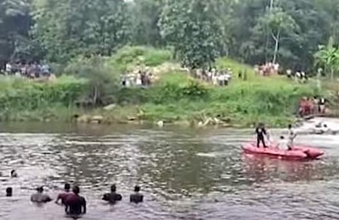 കുട്ടികള്‍ക്കായി തിരച്ചില്‍ നടത്തുന്ന ഫയര്‍ഫോഴ്‌സും നാട്ടുകാരും