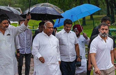 മല്ലികാർജുൻ ഖാർ​ഗെയും രാഹുൽ ​ഗാന്ധിയും/ പിടിഐ