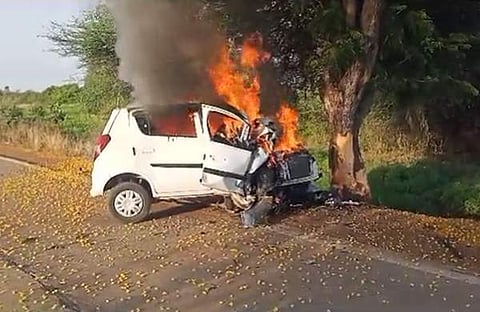 മരത്തില്‍ ഇടിച്ച് കാറിന് തീപിടിച്ചപ്പോള്‍