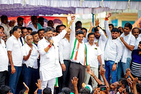 തെരഞ്ഞെടുപ്പ് പൊതുയോഗത്തില്‍ ഡികെ ശിവകുമാര്‍ സംസാരിക്കുന്നു