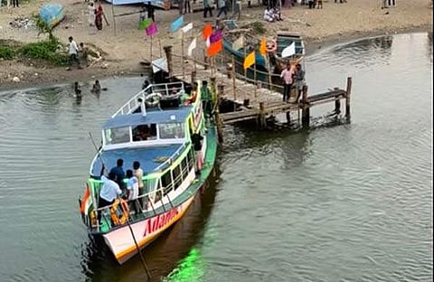 ബോട്ട് പുറപ്പെടുന്നു/ ജാബിർ യുബിഎസ് ഫെയ്സ്ബുക്കിൽ പങ്കുവെച്ച വീഡിയോയില്‍നിന്നുള്ള ദൃശ്യം