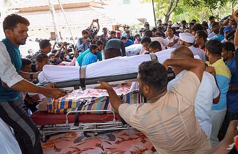 മലപ്പുറം ബോട്ടപകടത്തില്‍ മരിച്ചവരുടെ മൃതദേഹം വീട്ടിലെത്തിച്ചപ്പോള്‍/ പിടിഐ