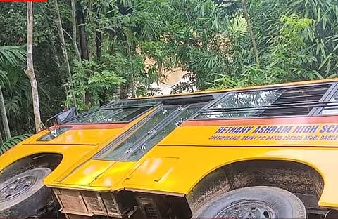പത്തനംതിട്ടയില്‍ സ്‌കൂള്‍ ബസ് മറിഞ്ഞപ്പോള്‍, സ്‌ക്രീന്‍ഷോട്ട്‌