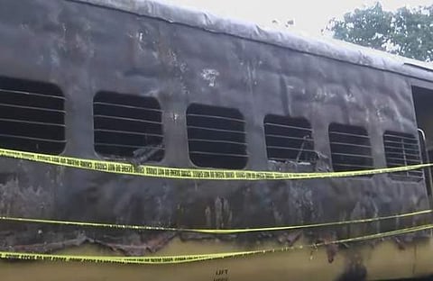 ട്രെയിനിന്റെ ബോഗി കത്തിനശിച്ച നിലയില്‍, സ്‌ക്രീന്‍ഷോട്ട്