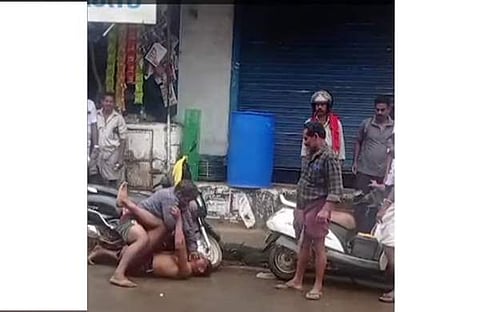 നടുറോഡില്‍ കിടന്ന് അടിപിടി കൂടുന്ന ദൃശ്യം, സ്‌ക്രീന്‍ഷോട്ട്‌