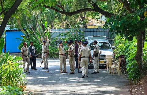 സെന്തില്‍ ബാലാജിയുടെ ഓഫിസില്‍ റെയ്ഡ് നടക്കുമ്പോള്‍ പുറത്ത് കാവല്‍ നില്‍ക്കുന്ന ദ്രുത കര്‍മ സേനാംഗങ്ങള്‍/പിടിഐ
