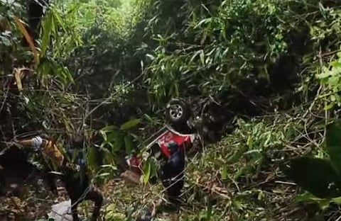 പൊന്മുടിയില്‍ നിയന്ത്രണം വിട്ട് കാര്‍ താഴ്ചയിലേക്ക് മറിഞ്ഞ നിലയില്‍, വീഡിയോ സ്‌ക്രീന്‍ഷോട്ട്‌