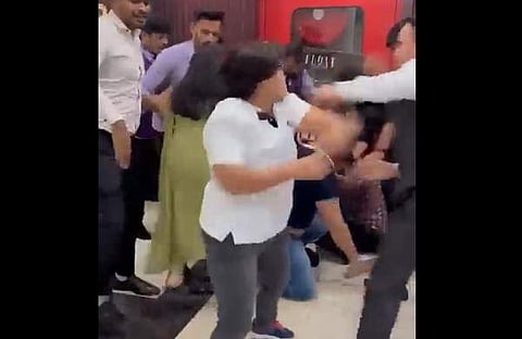 റെസ്റ്റോറന്റ് ജീവനക്കാരും കസ്റ്റമേഴ്‌സും തമ്മിലുള്ള അടിപിടിയുടെ ദൃശ്യം