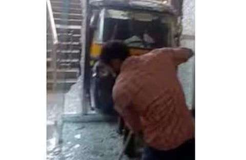 ഓട്ടോ കടയിലേക്ക് ഇടിച്ചുകയറിയ നിലയില്‍, സ്‌ക്രീന്‍ഷോട്ട്‌
