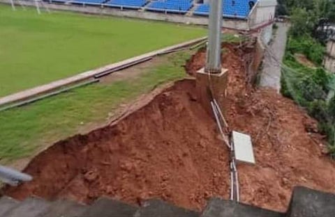 തകര്‍ന്ന ഫുട്‌ബോള്‍ സ്‌റ്റേഡിയത്തിന്റെ ഭാഗം/ ട്വിറ്റര്‍