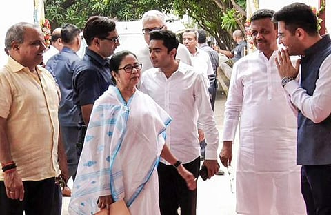 പ്രതിപക്ഷ പാര്‍ട്ടികളുടെ യോഗത്തിന് എത്തിയ മമത ബാനര്‍ജിയെ എഎപി നേതാവ് രാഘവ് ഛദ്ദ അഭിവാദ്യം ചെയ്യുന്നു/പിടിഐ