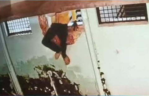 ശുചിമുറി ജനല്‍ തകര്‍ത്ത ശേഷം പുറത്തേക്ക് ചാടുന്ന കുട്ടികളുടെ സിസിടിവി ദൃശ്യം