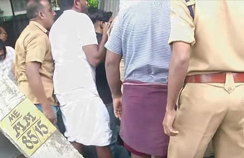 ലോറി അപകടം നടന്ന സ്ഥലത്തുനിന്നുള്ള ടെലിവിഷന്‍ ദൃശ്യം